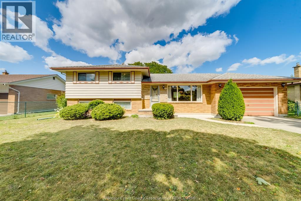 744 Lynn, Windsor, Ontario  N9G 1G7 - Photo 2 - 25025193