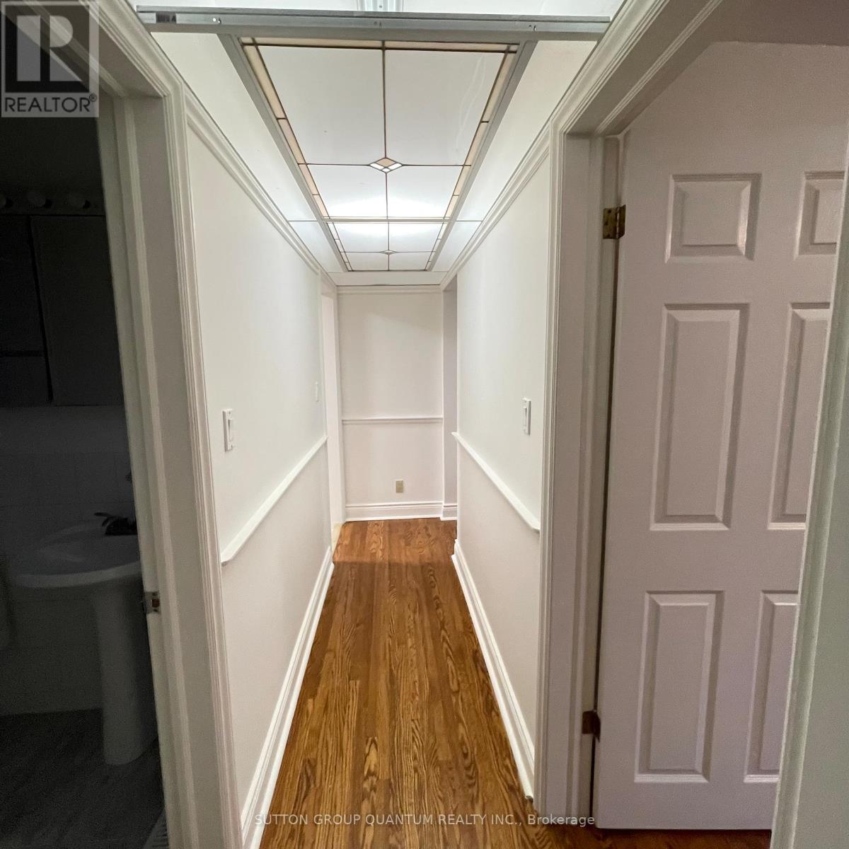 46 Woodlawn Avenue N, Mississauga, Ontario  L5G 3K6 - Photo 10 - W12655278