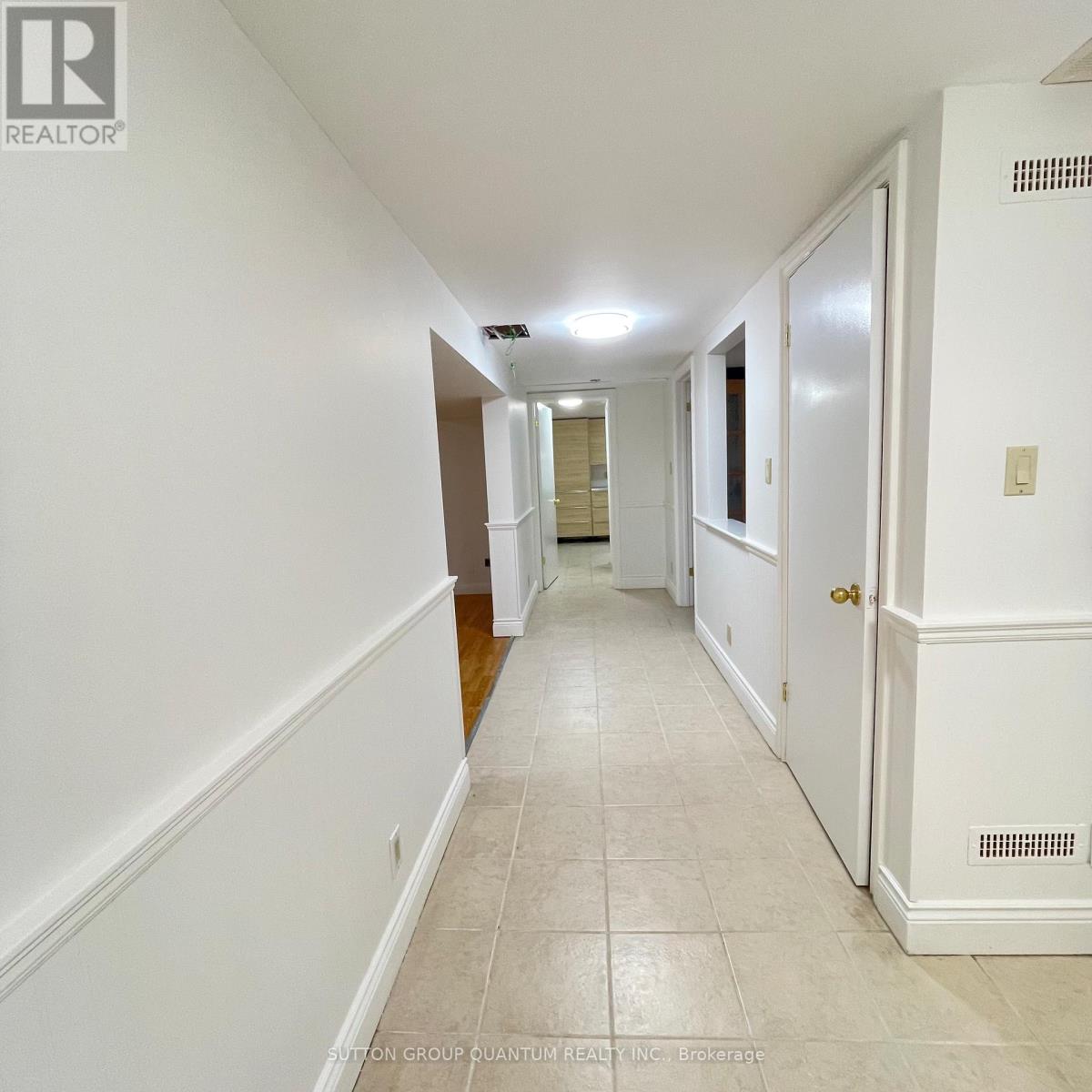 46 Woodlawn Avenue N, Mississauga, Ontario  L5G 3K6 - Photo 19 - W12655278