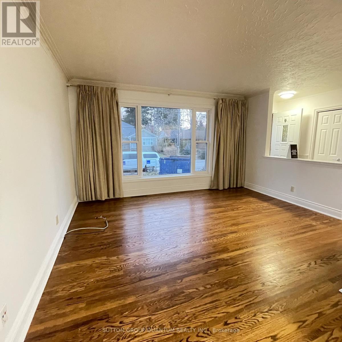 46 Woodlawn Avenue N, Mississauga, Ontario  L5G 3K6 - Photo 2 - W12655278