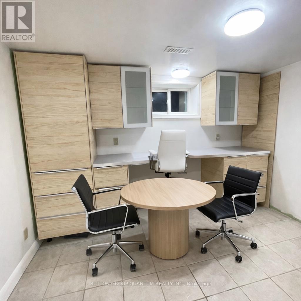 46 Woodlawn Avenue N, Mississauga, Ontario  L5G 3K6 - Photo 26 - W12655278