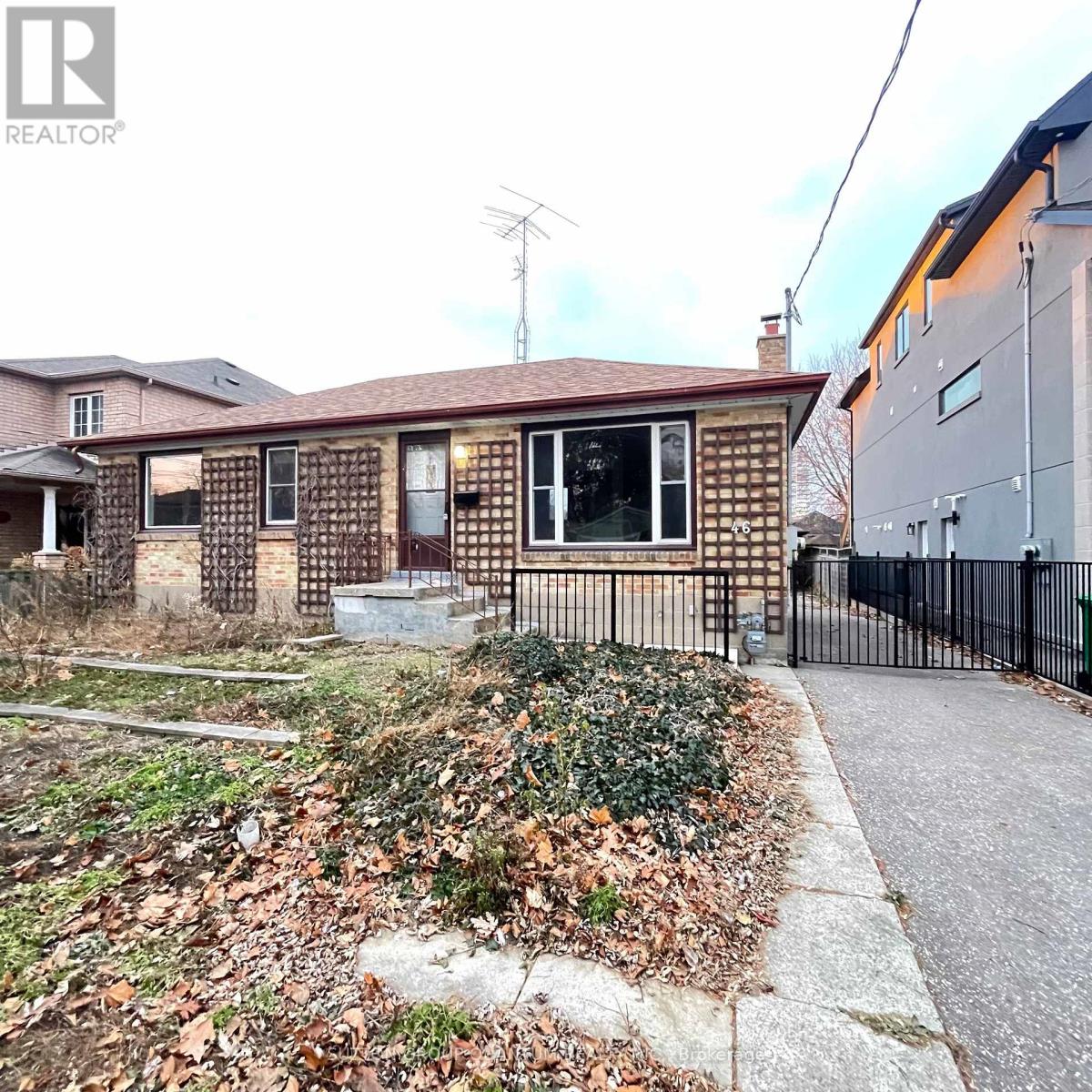 46 Woodlawn Avenue N, Mississauga, Ontario  L5G 3K6 - Photo 32 - W12655278