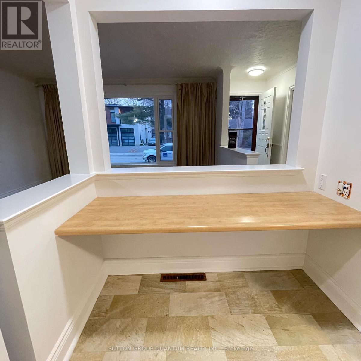 46 Woodlawn Avenue N, Mississauga, Ontario  L5G 3K6 - Photo 6 - W12655278