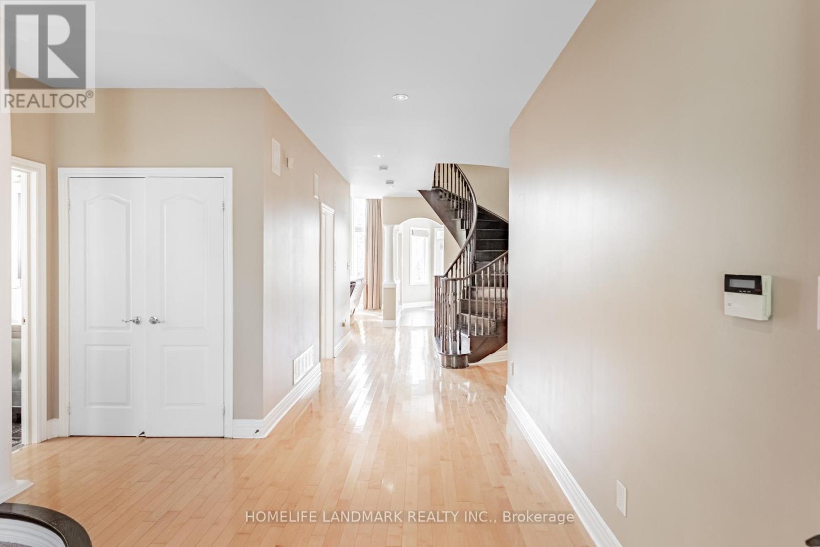 2481 Whistling Springs Crescent, Oakville, Ontario  L6M 5G3 - Photo 4 - W12655296