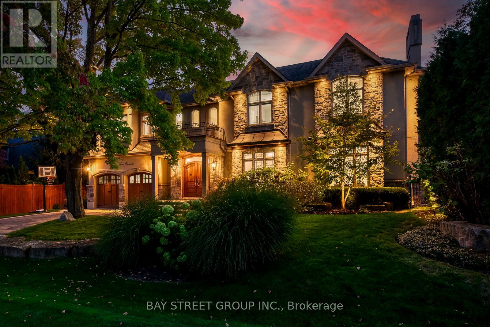 452 Avon Crescent, Oakville, Ontario  L6J 2T3 - Photo 4 - W12655302