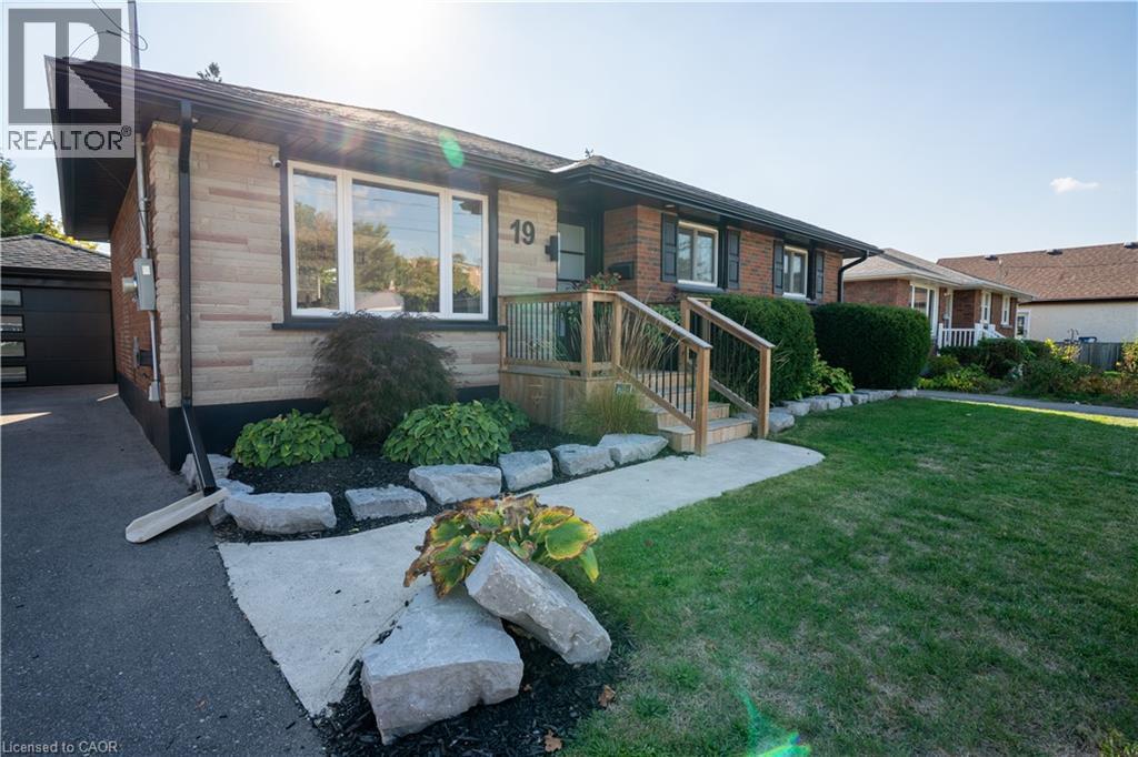 19 Russell Street, Brantford, Ontario  N3R 1Y8 - Photo 2 - 40790586