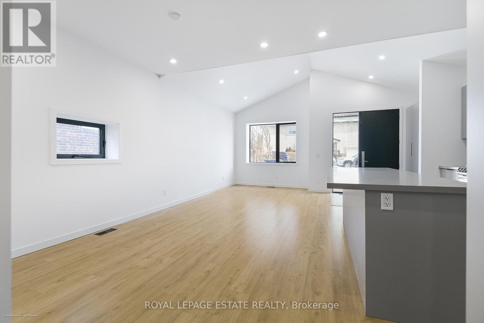 Main Floor - 506 Scarborough Road, Toronto, Ontario  M4E 3N2 - Photo 11 - E12655324