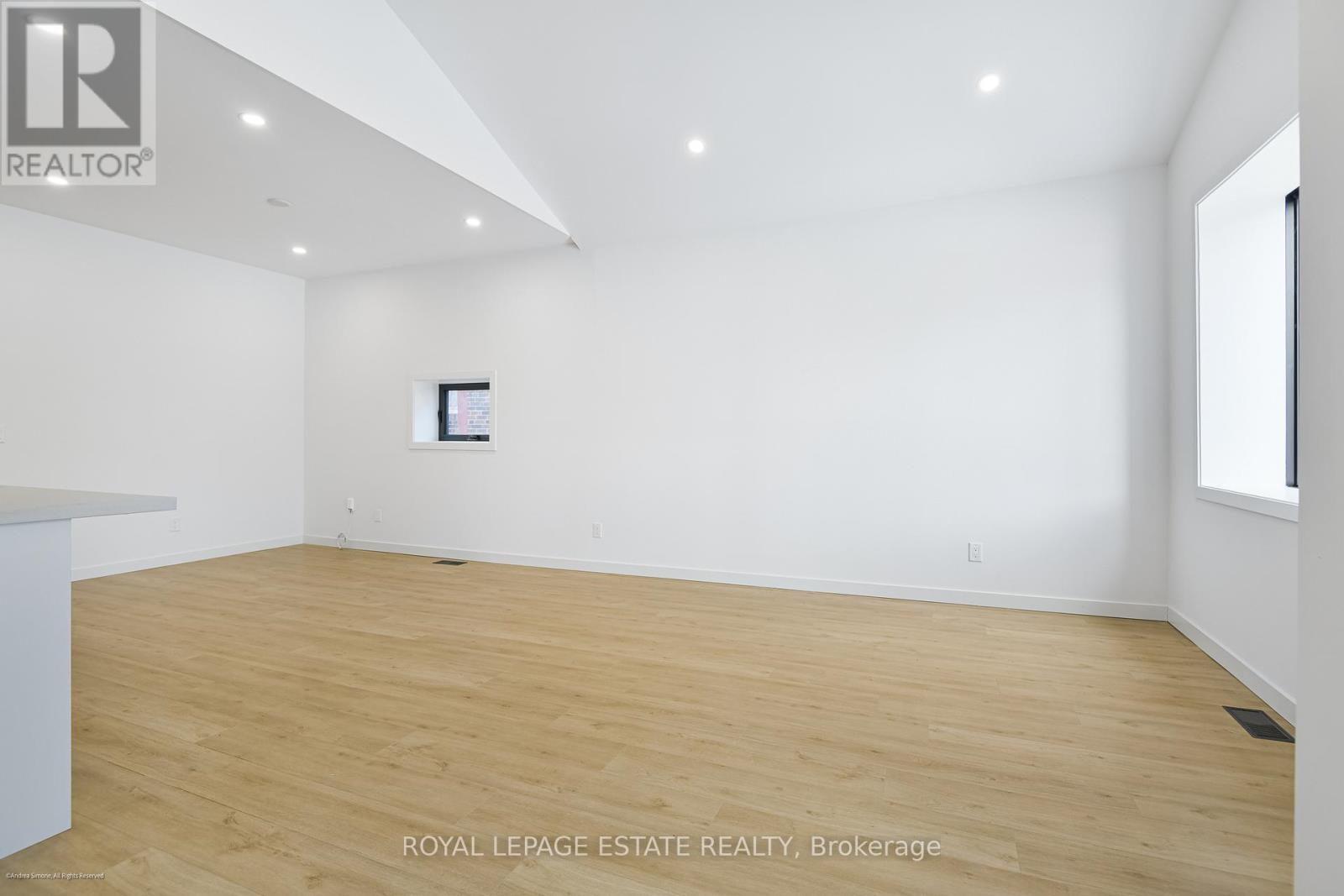 Main Floor - 506 Scarborough Road, Toronto, Ontario  M4E 3N2 - Photo 8 - E12655324