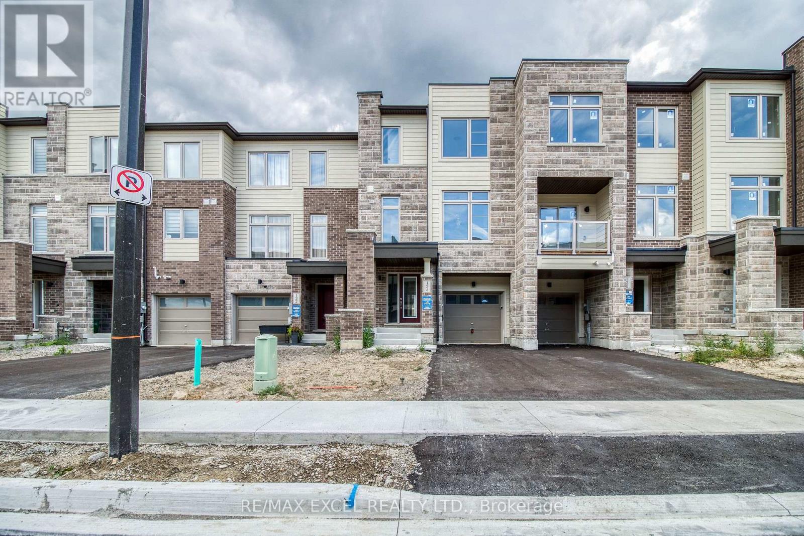 124 Solstice Circle, Newmarket, Ontario  L3X 0L7 - Photo 2 - N12655390