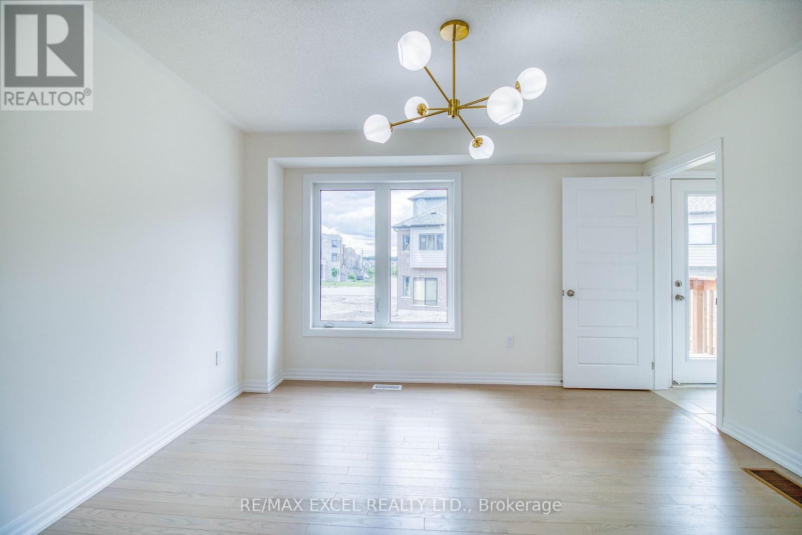 124 Solstice Circle, Newmarket, Ontario  L3X 0L7 - Photo 5 - N12655390