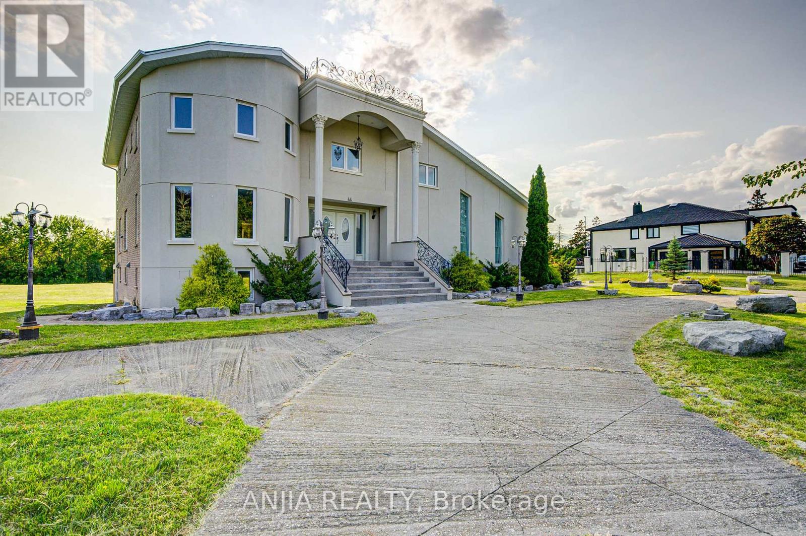 44 Bellini Avenue, Brampton, Ontario  L6P 0E2 - Photo 2 - W12655336