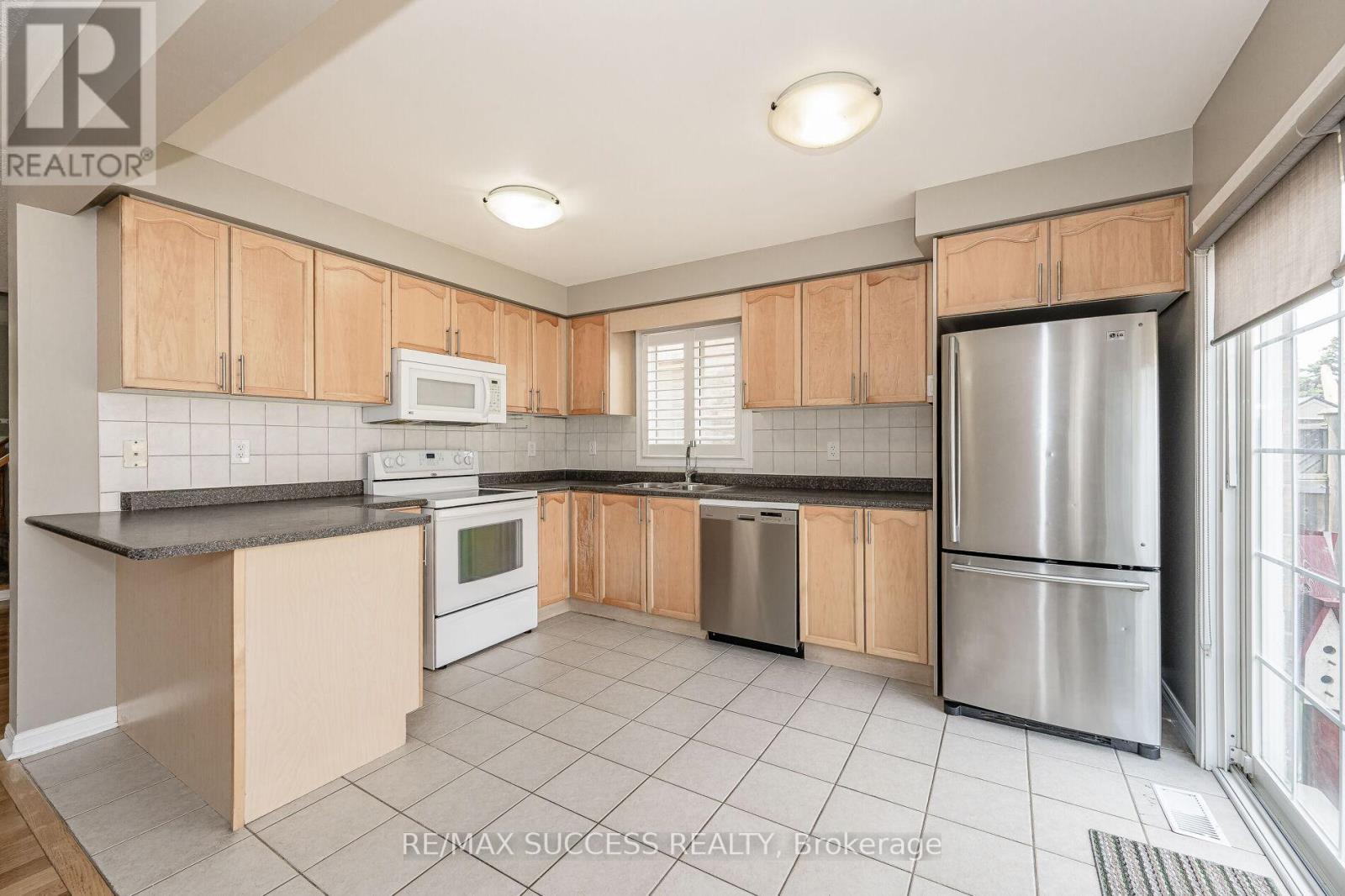 734 Edwards Avenue, Milton, Ontario  L9T 6B4 - Photo 15 - W12655354