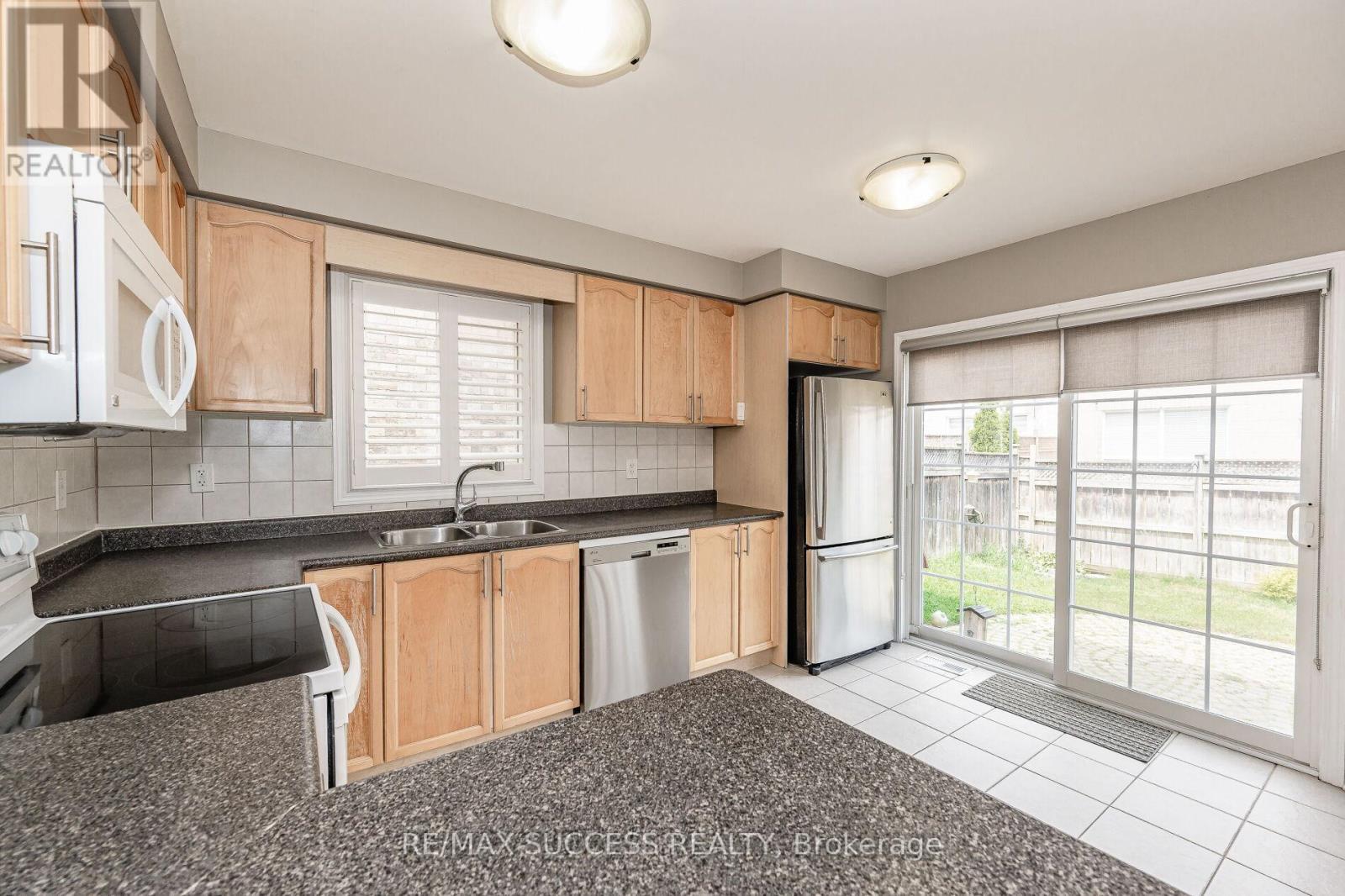 734 Edwards Avenue, Milton, Ontario  L9T 6B4 - Photo 16 - W12655354