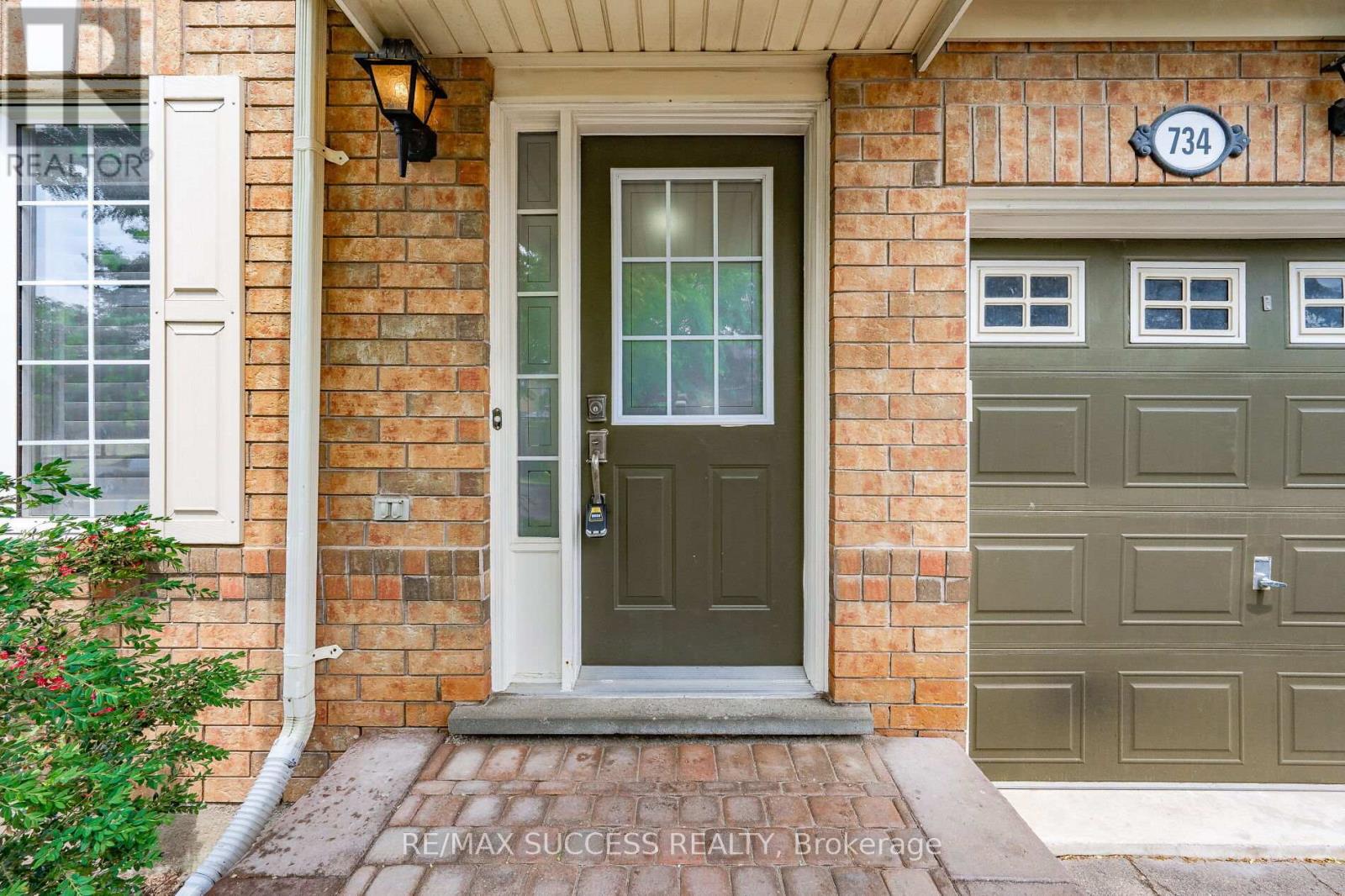 734 Edwards Avenue, Milton, Ontario  L9T 6B4 - Photo 4 - W12655354