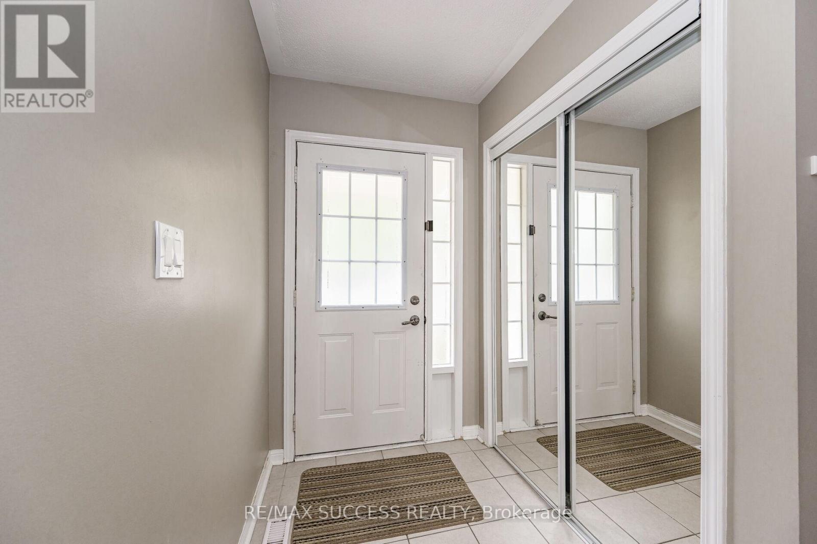 734 Edwards Avenue, Milton, Ontario  L9T 6B4 - Photo 5 - W12655354