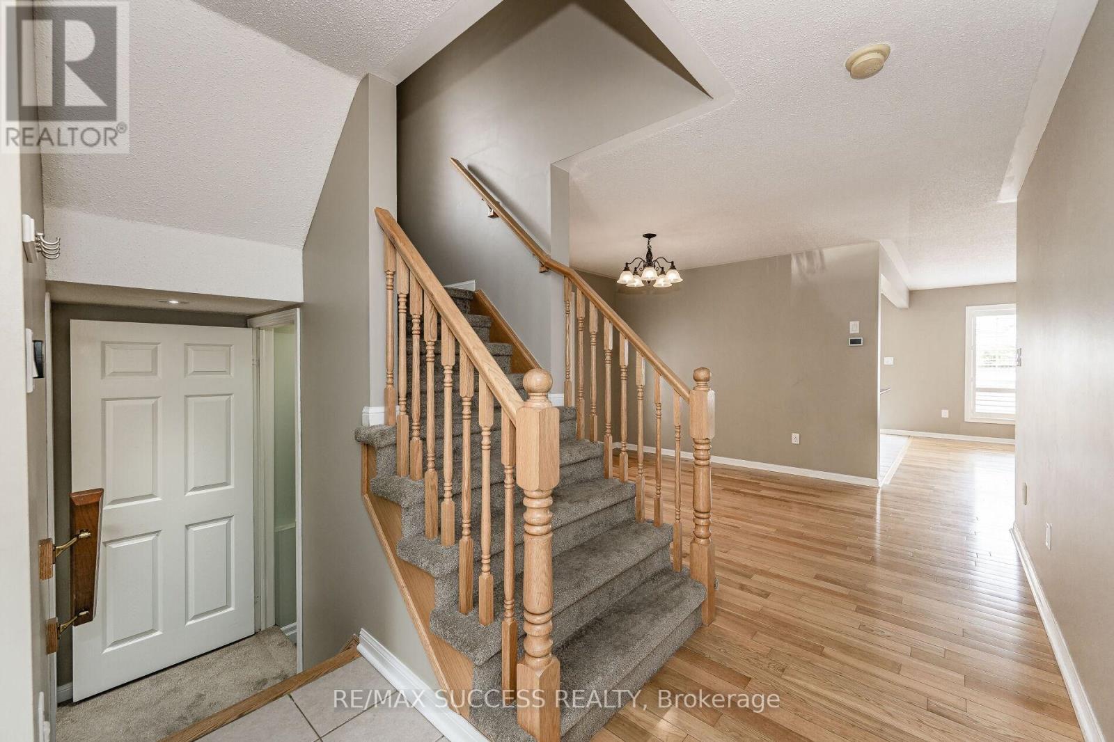 734 Edwards Avenue, Milton, Ontario  L9T 6B4 - Photo 6 - W12655354