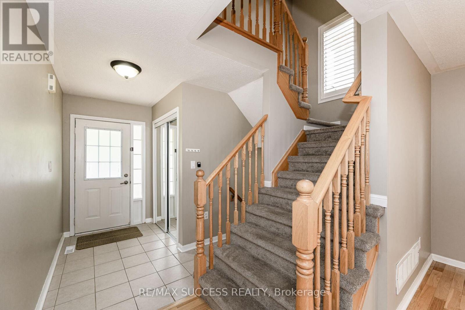 734 Edwards Avenue, Milton, Ontario  L9T 6B4 - Photo 7 - W12655354