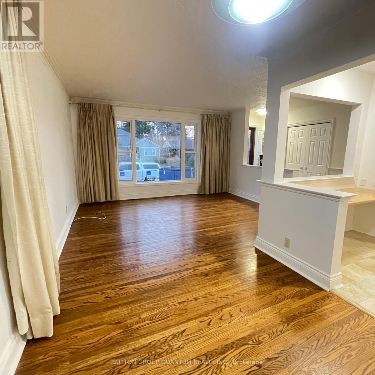 46 Woodlawn Avenue, Mississauga, Ontario  L5G 3K6 - Photo 10 - W12655376