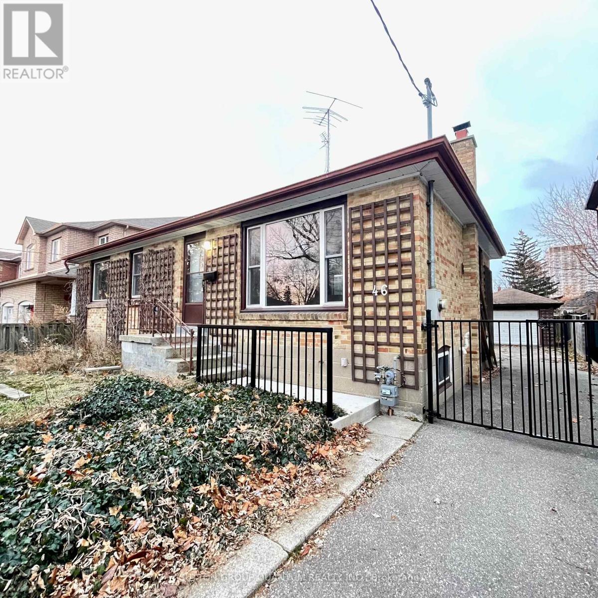 46 Woodlawn Avenue, Mississauga, Ontario  L5G 3K6 - Photo 3 - W12655376