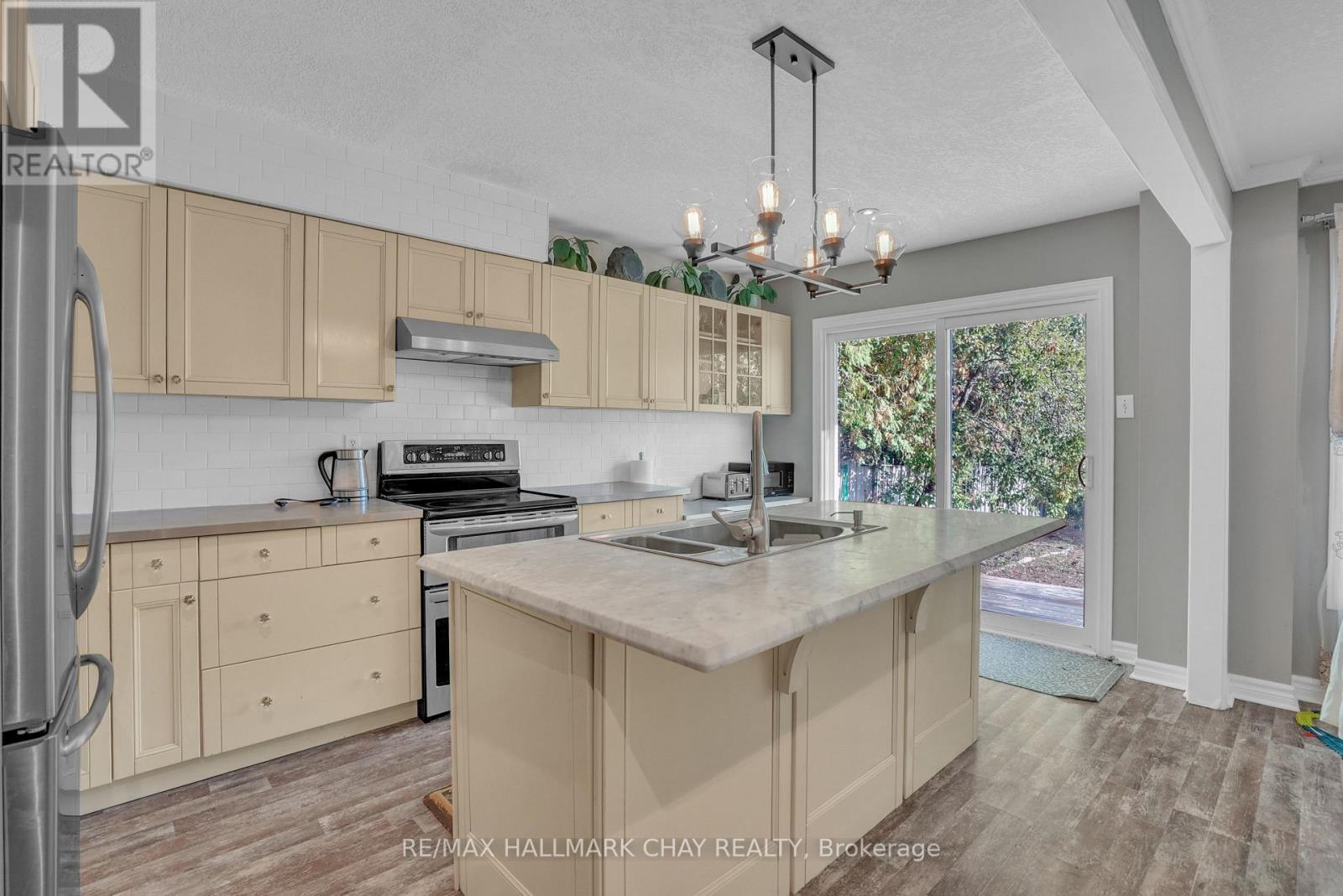 30 Rosenfeld Drive, Barrie, Ontario  L4M 5X2 - Photo 2 - S12655428