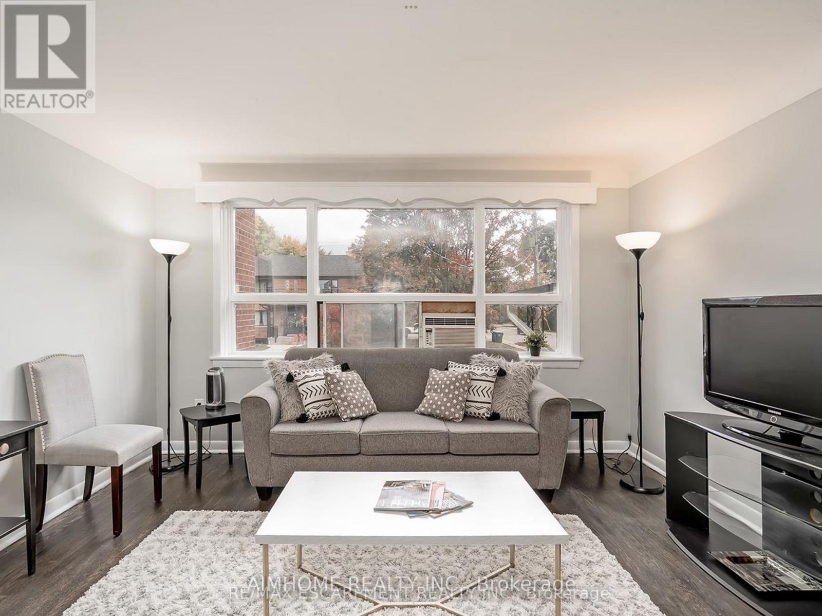 10 - 2128 Harris Crescent, Burlington, Ontario  L7R 1G4 - Photo 5 - W12655416