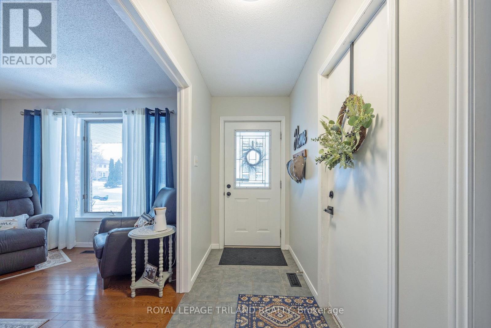 104 Josselyn Drive, London South, Ontario  N6E 3V6 - Photo 4 - X12655484