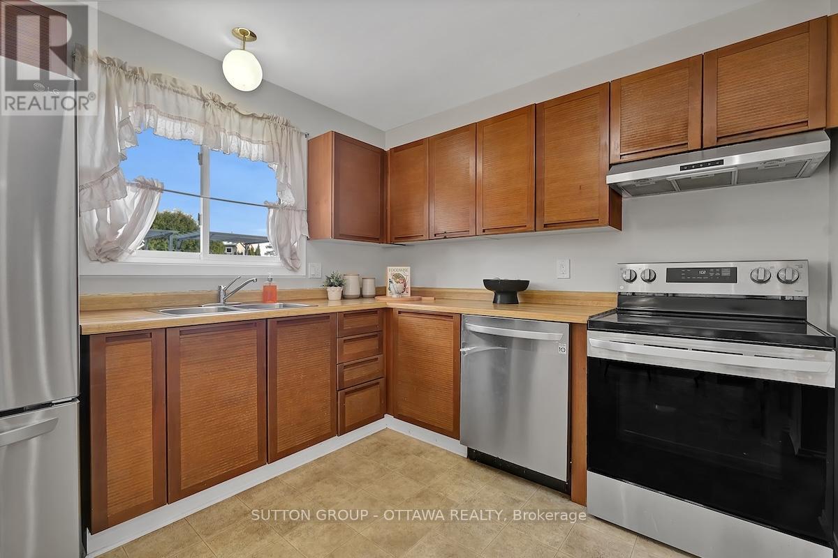 1540 Bourcier Drive, Ottawa, Ontario  K1E 3J2 - Photo 3 - X12655476