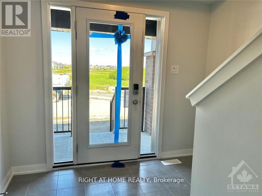 623 Quilter Row, Ottawa, Ontario  K0A 2Z0 - Photo 2 - X12655482