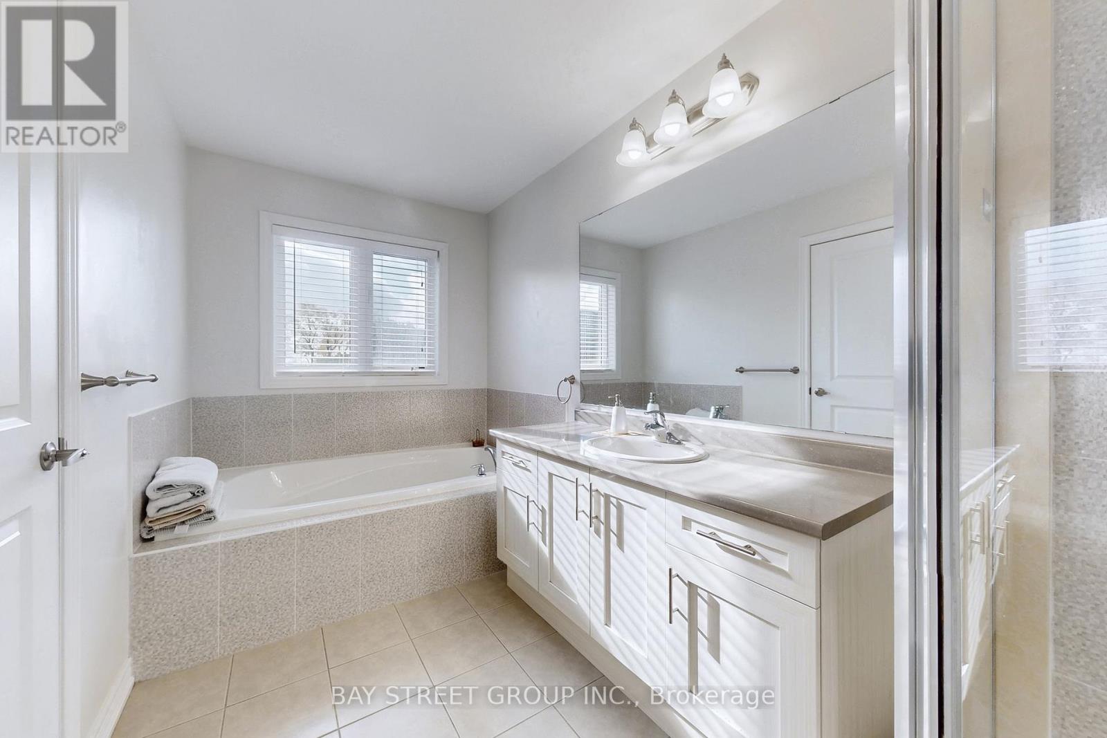 7 Paper Mills Crescent, Richmond Hill, Ontario  L4E 0V5 - Photo 24 - N12654534