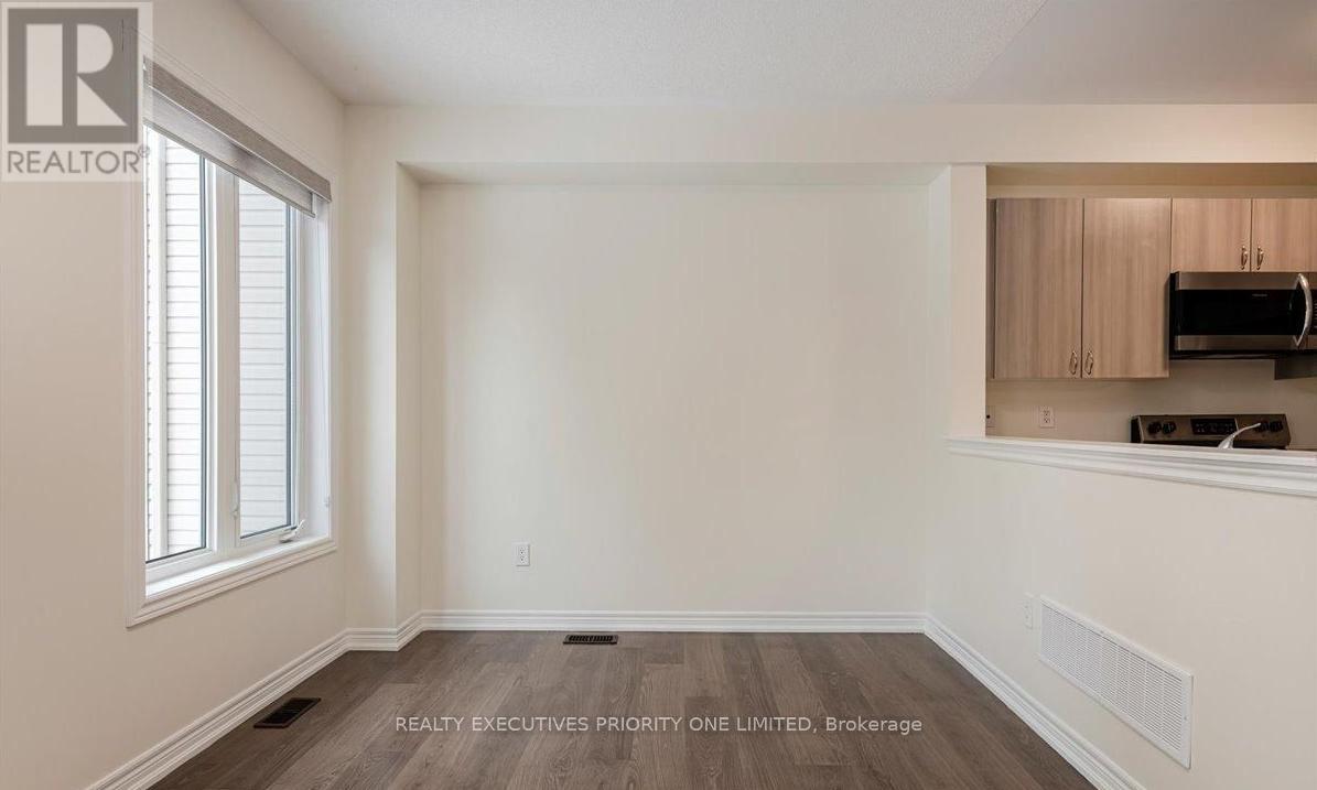 60 Greenwood Drive, Essa (Angus), Ontario  L0M 1B5 - Photo 10 - N12655492