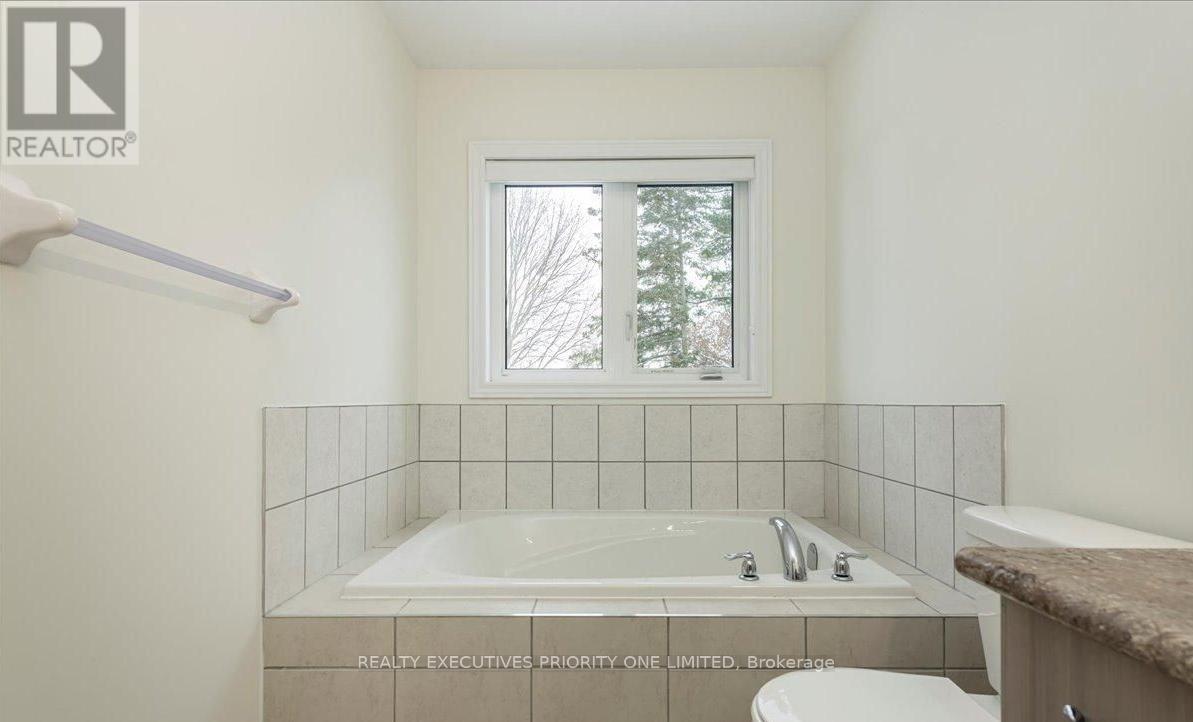 60 Greenwood Drive, Essa (Angus), Ontario  L0M 1B5 - Photo 14 - N12655492