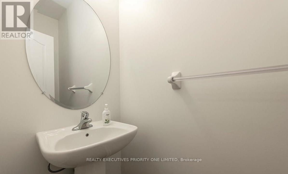 60 Greenwood Drive, Essa (Angus), Ontario  L0M 1B5 - Photo 3 - N12655492