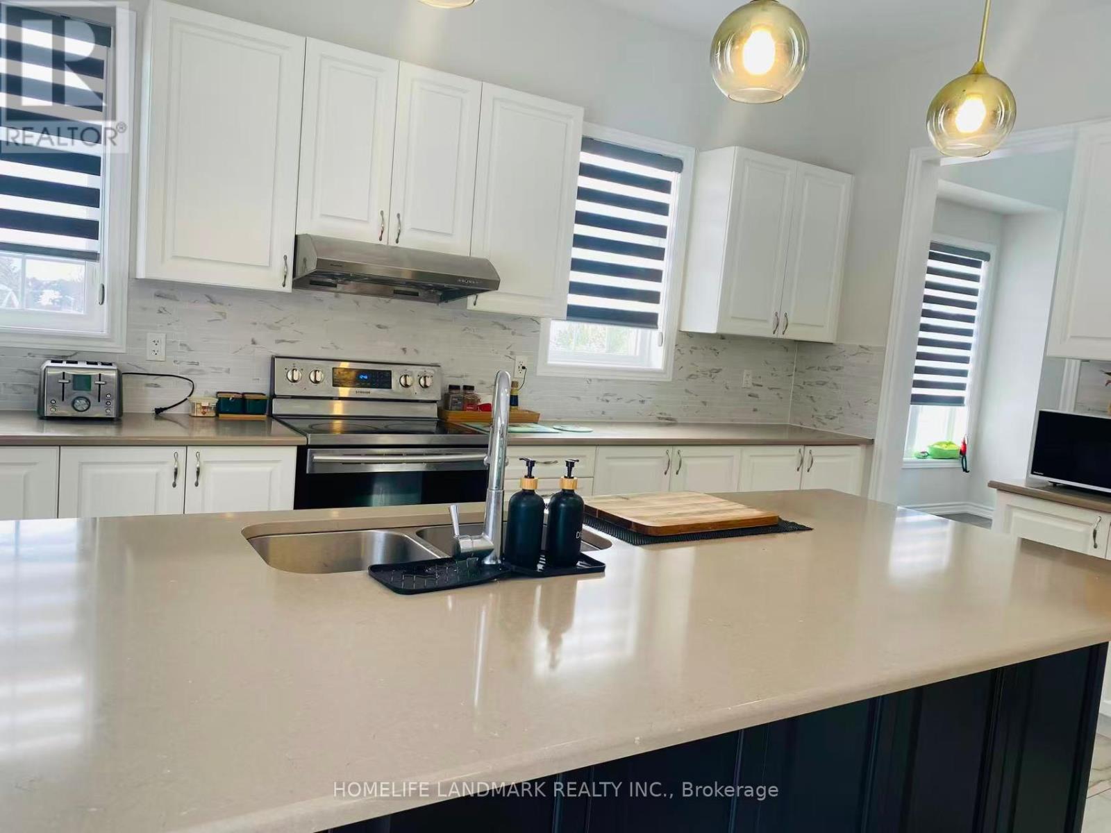 123 Mitchell Place, Newmarket, Ontario  L3Y 0E2 - Photo 2 - N12655520