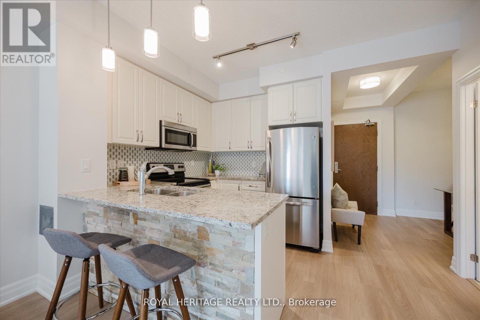 215 - 111 Civic Square Gate, Aurora, Ontario  L4G 0S6 - Photo 6 - N12655544