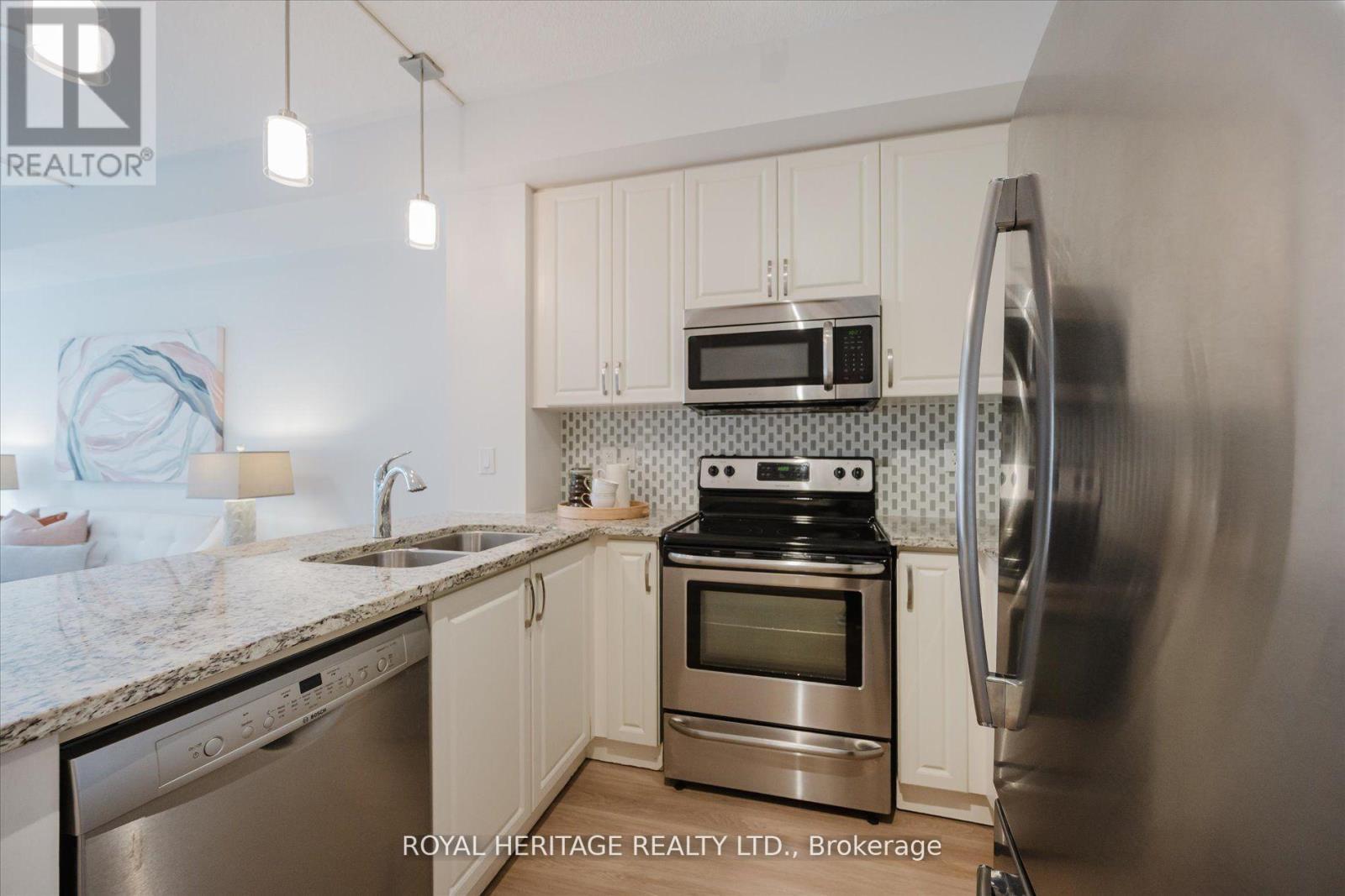 215 - 111 Civic Square Gate, Aurora, Ontario  L4G 0S6 - Photo 8 - N12655544