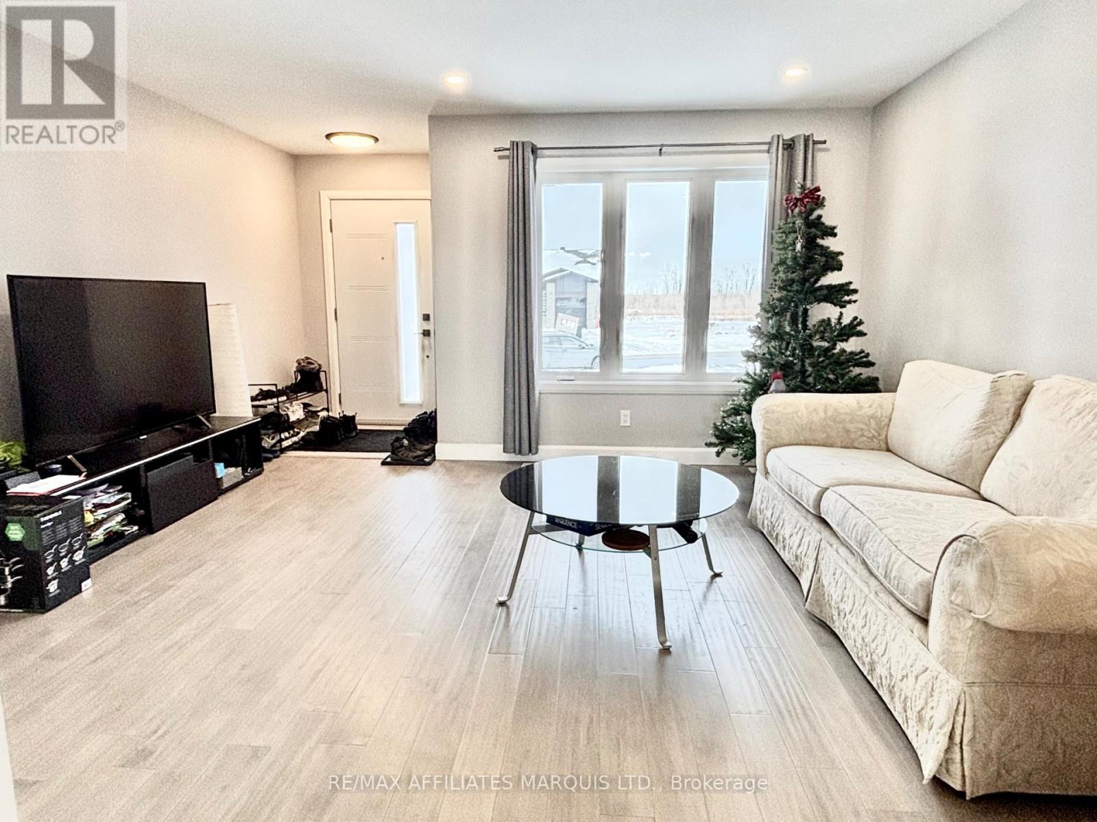 26 Portland Drive, Cornwall, Ontario  K6H 0J4 - Photo 5 - X12655620