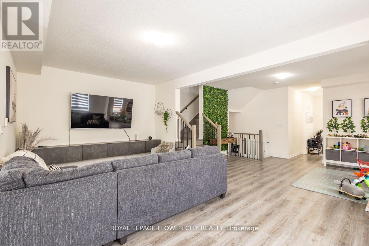 13 Ferragine Crescent, Bradford West Gwillimbury, Ontario  L3Z 2A6 - Photo 12 - N12655674