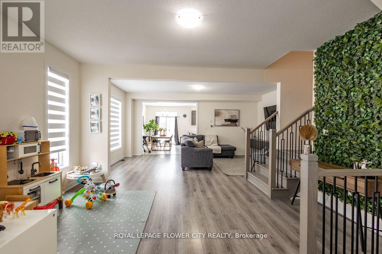 13 Ferragine Crescent, Bradford West Gwillimbury, Ontario  L3Z 2A6 - Photo 9 - N12655674