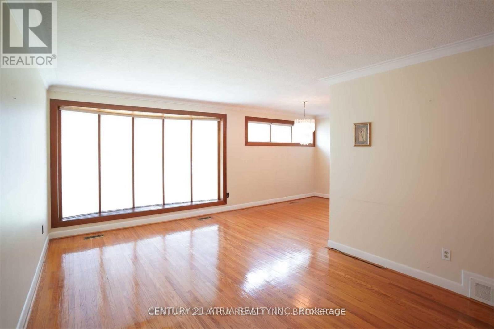 438 Lynett Crescent, Richmond Hill, Ontario  L4C 2V7 - Photo 4 - N12655770