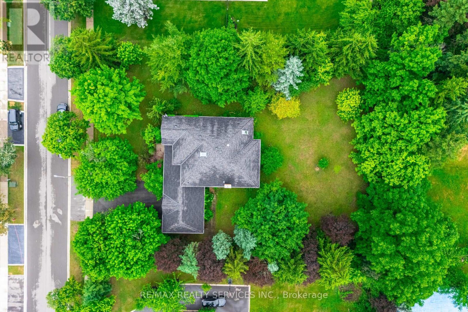 106 Kenpark Avenue, Brampton (Snelgrove), Ontario  L6Z 3J8 - Photo 4 - W12655678