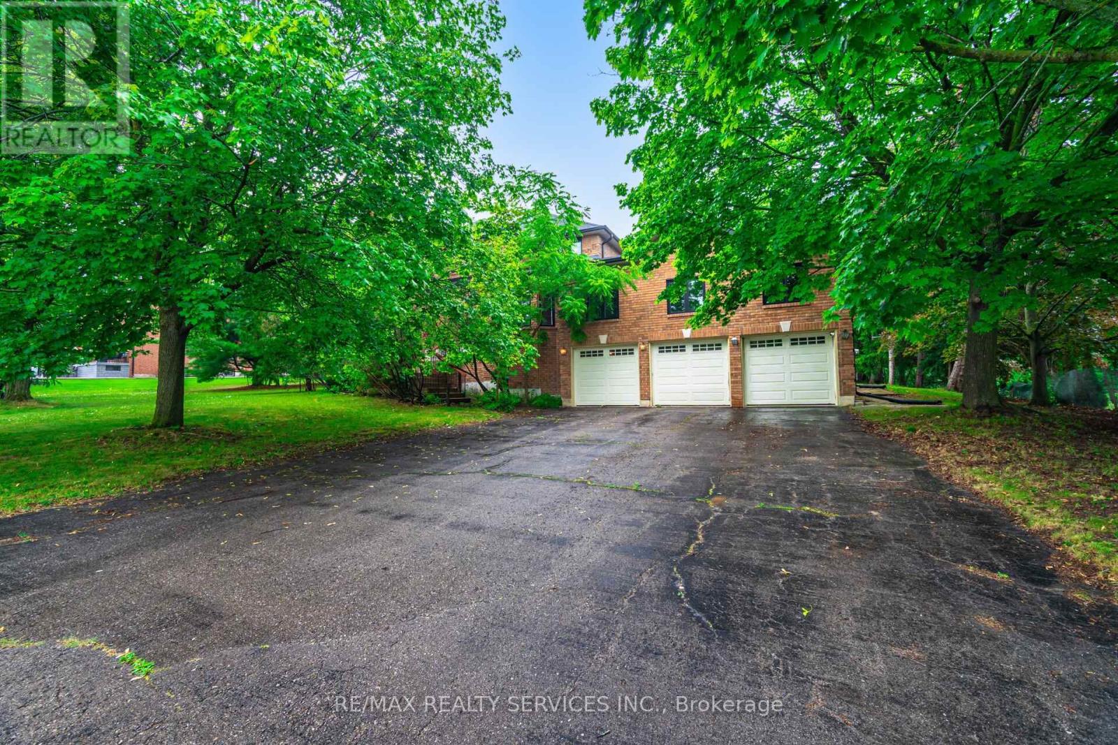 106 Kenpark Avenue, Brampton (Snelgrove), Ontario  L6Z 3J8 - Photo 8 - W12655678