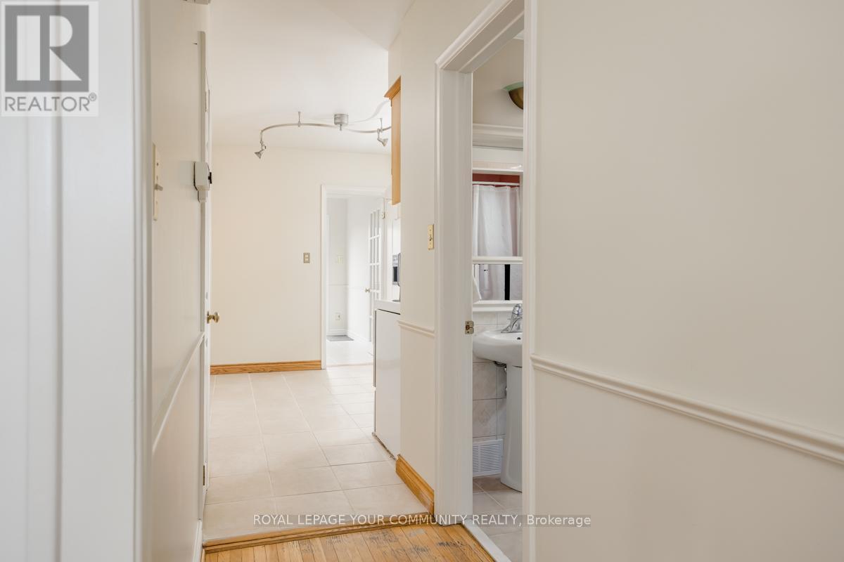 16 Martini Drive, Toronto, Ontario  M6M 4X5 - Photo 13 - W12655686