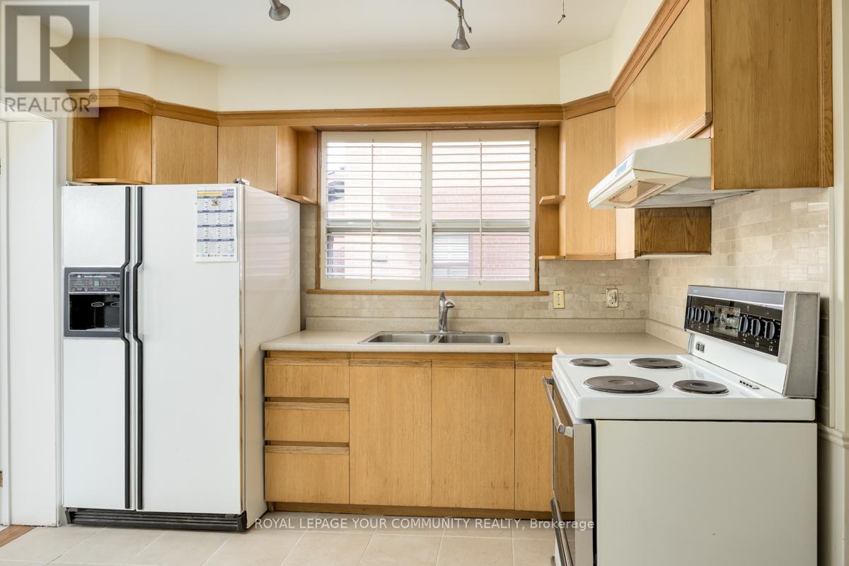 16 Martini Drive, Toronto, Ontario  M6M 4X5 - Photo 15 - W12655686