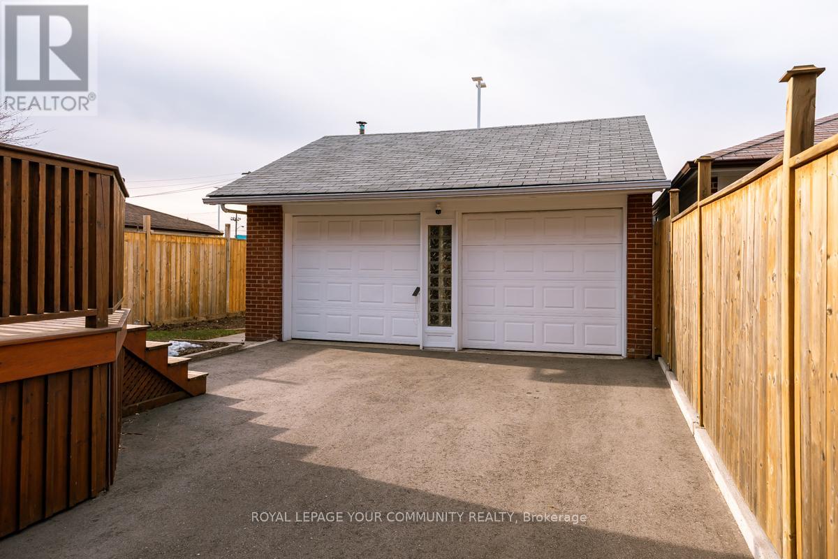 16 Martini Drive, Toronto, Ontario  M6M 4X5 - Photo 39 - W12655686