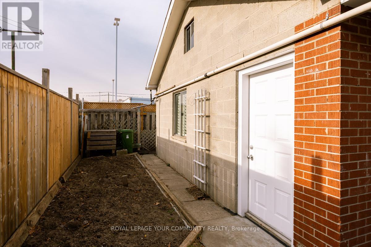 16 Martini Drive, Toronto, Ontario  M6M 4X5 - Photo 40 - W12655686