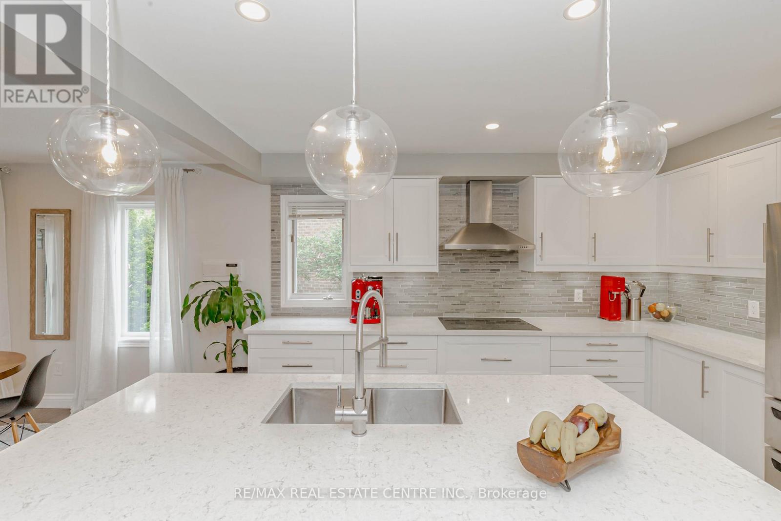 33 Strathroy Crescent, Hamilton, Ontario  L8B 0K9 - Photo 12 - X12655708