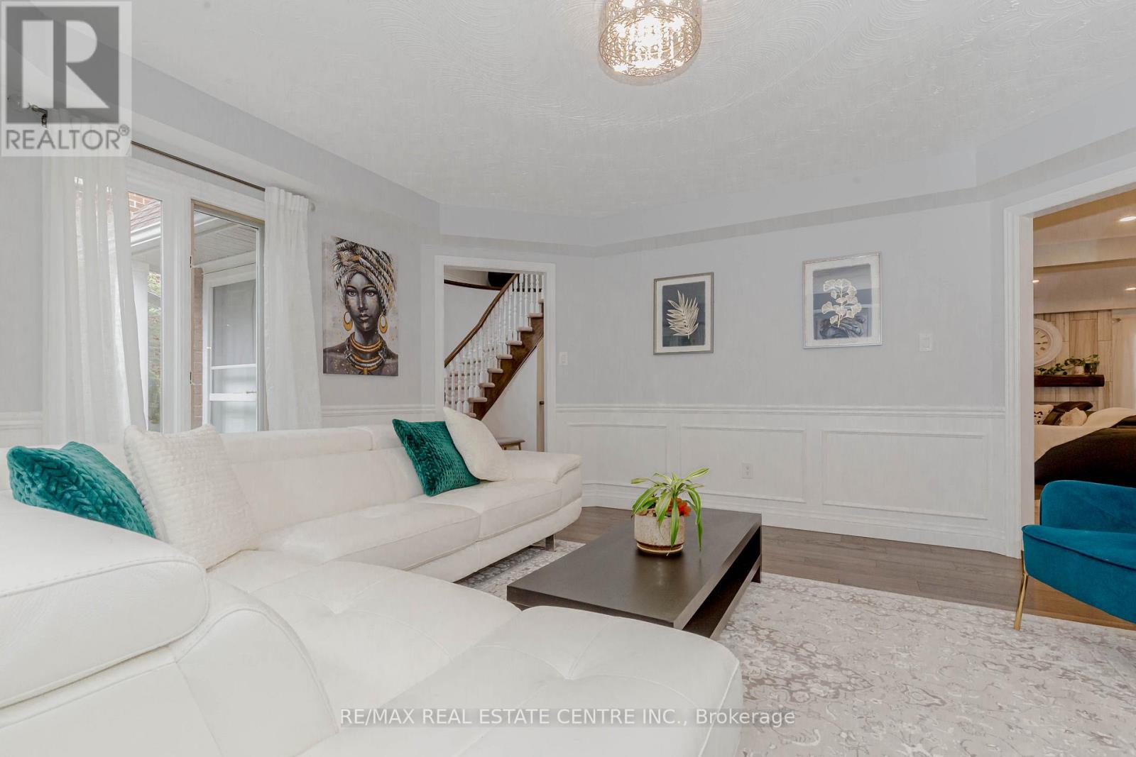 33 Strathroy Crescent, Hamilton, Ontario  L8B 0K9 - Photo 9 - X12655708