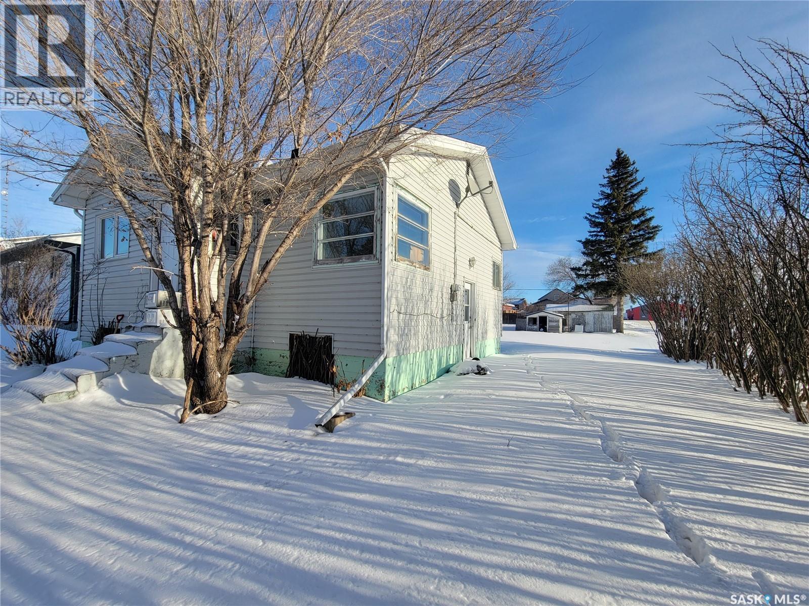 4901 Leader Street, Macklin, Saskatchewan  S0L 2C0 - Photo 1 - SK025960