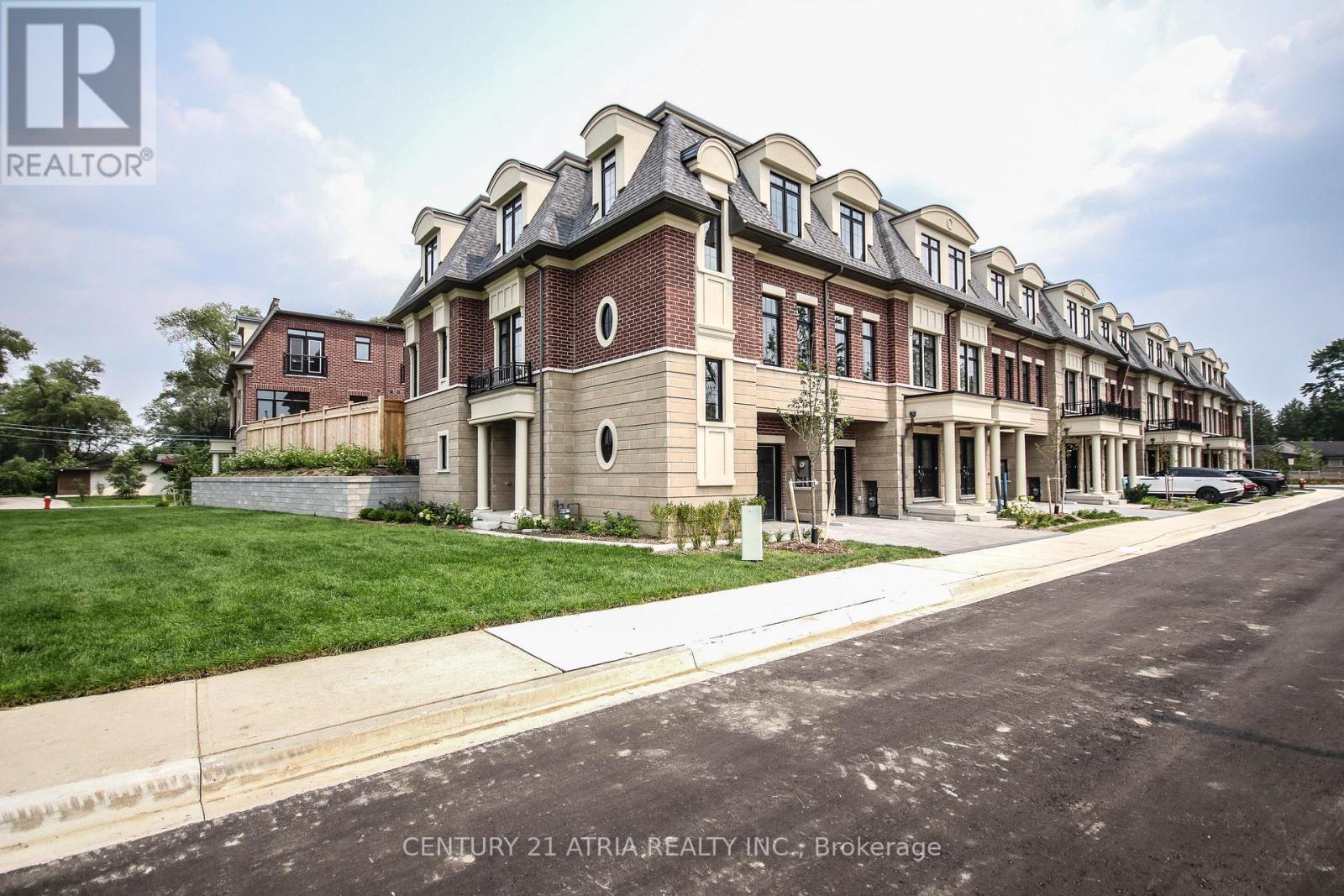 1671 Vellore Crescent, Mississauga, Ontario  L5G 0C3 - Photo 2 - W12655920