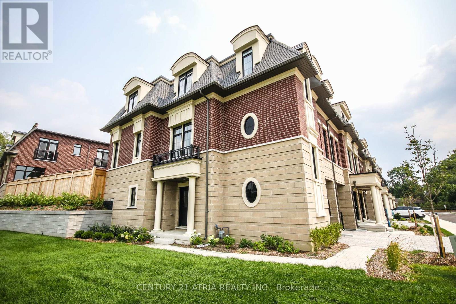 1671 Vellore Crescent, Mississauga, Ontario  L5G 0C3 - Photo 3 - W12655920